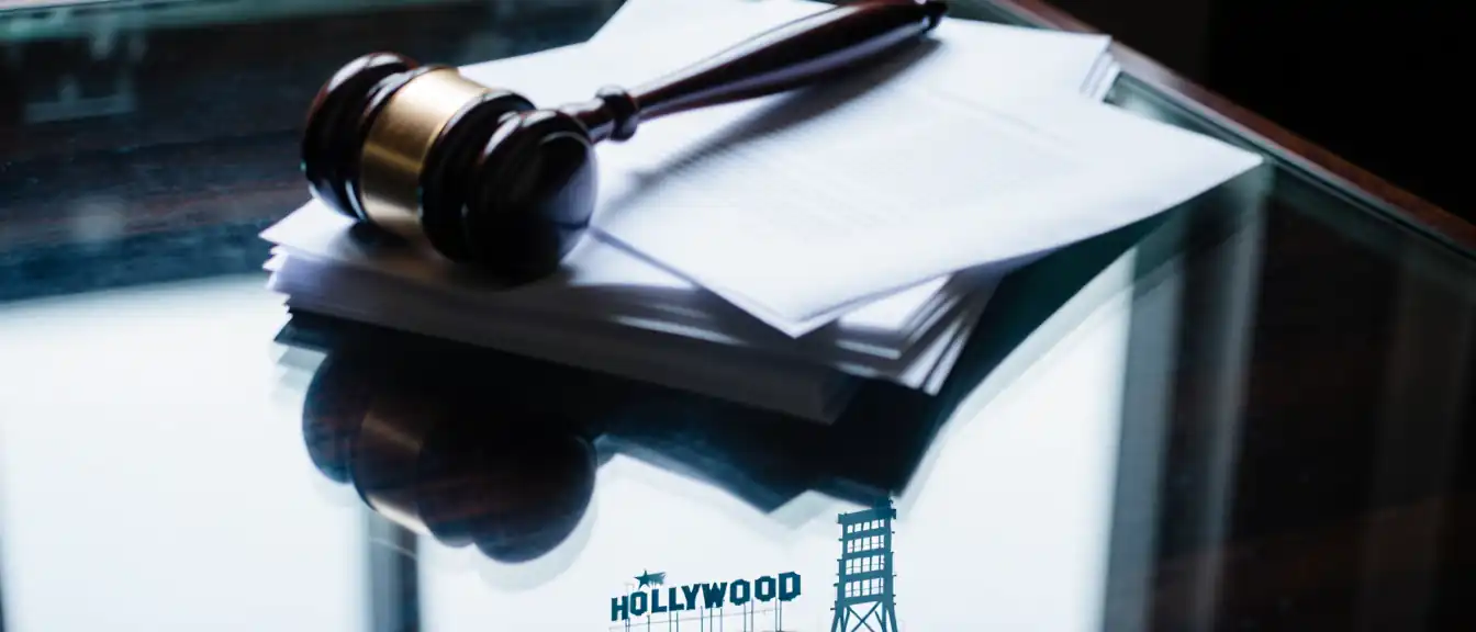 Голливуд под прицелом: почему мега-слияние Paramount и Warner Bros. застряло в юридических лабиринта de