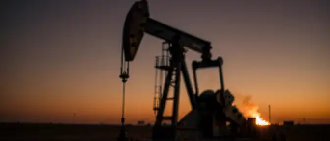 Нефтяной сектор в красной зоне: почему российские гиганты пошли на спад вслед за мировыми котировками